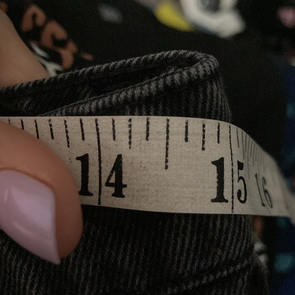 H&M mom jean high rise black jeans 8 (14.5-15”W) - Picture 4 of 7